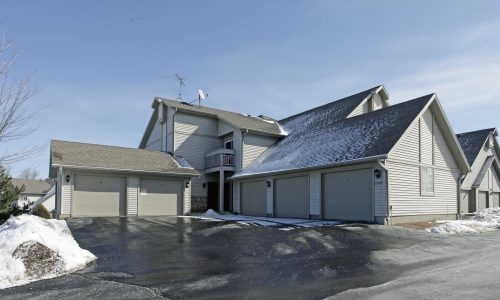 stone-creek-apartments-waukesha-wi-garages4