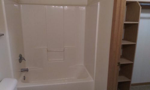 stone-creek-apartments-waukesha-wi-garden-detached-master-bath